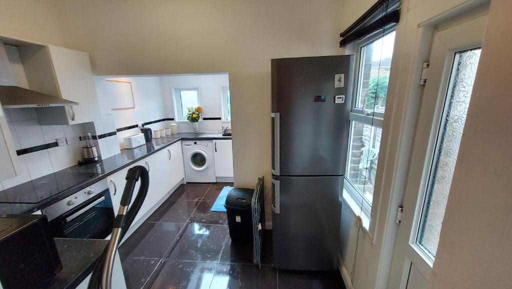 COZY HAVEN - 5 BEDROOMS IN CHATHAM KENT